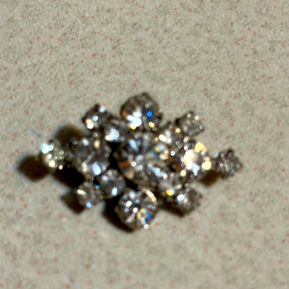 Vintage Kramer of New York silver tone rhinestone small broach (441)